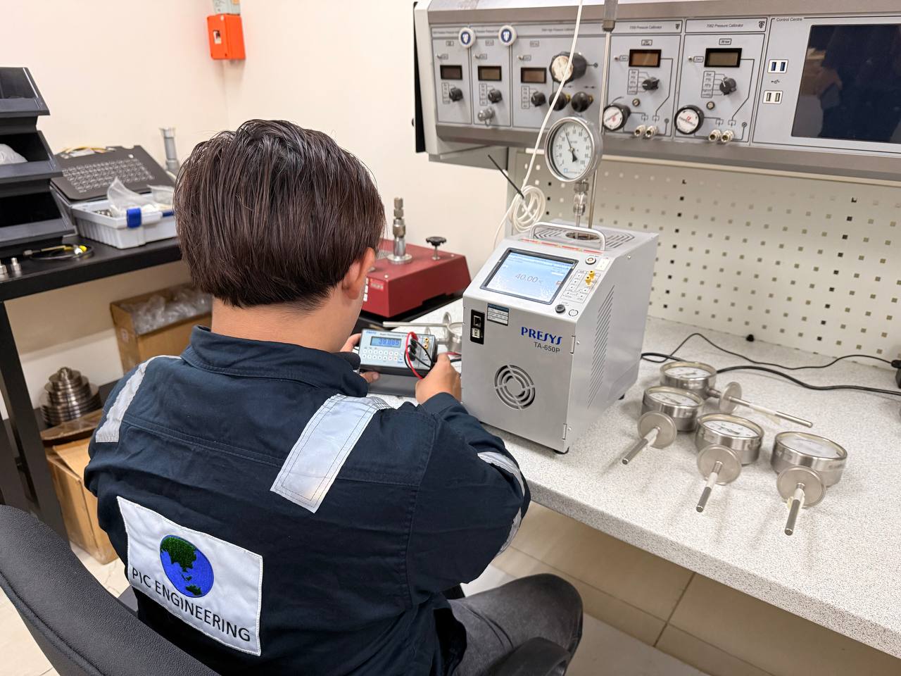 Pressure calibration bench at the PIC workshop